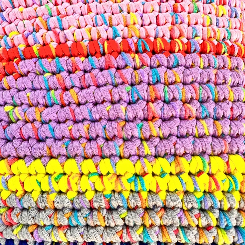 Farbverlauf des Kissens Confetti Bloom in Nahaufnahme, kräftige Knoten und Reliefstruktur