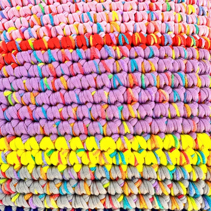 Farbverlauf des Kissens Confetti Bloom in Nahaufnahme, kräftige Knoten und Reliefstruktur