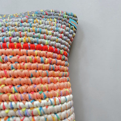 Kissen Coral Horizon Detailansicht Farbverlauf Grau Rot Koralle