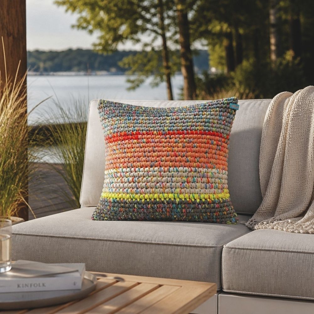 Kissen Coral Horizon auf Outdoor-Sofa mit Seeblick