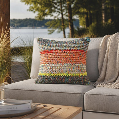Kissen Coral Horizon auf Outdoor-Sofa mit Seeblick