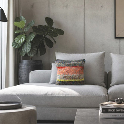 Kissen Coral Horizon im modernen Wohnzimmer auf grauem Sofa