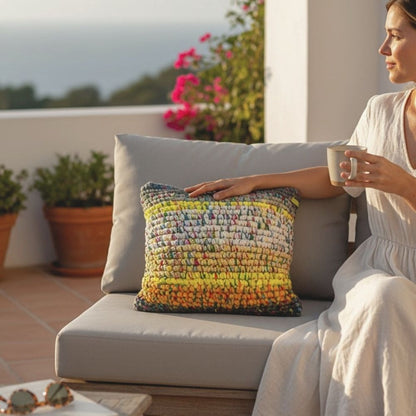 Kissen Golden Haze auf Loungesofa mit Meerblick, warmes Abendlicht, HOOKamSEE Design-Unikat