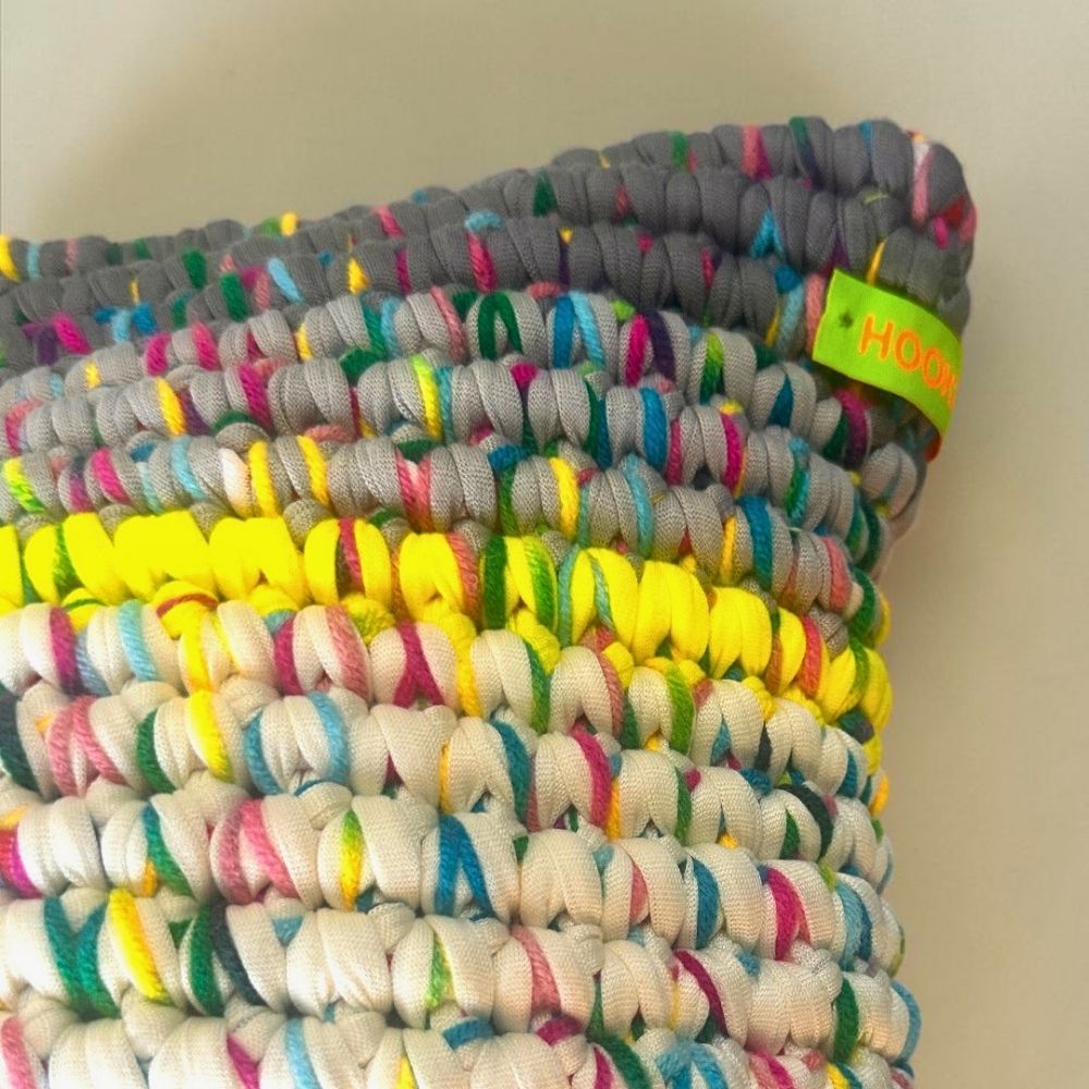 Detailansicht der Coiled-Crochet-Technik am Kissen Golden Haze mit HOOKamSEE-Etikett