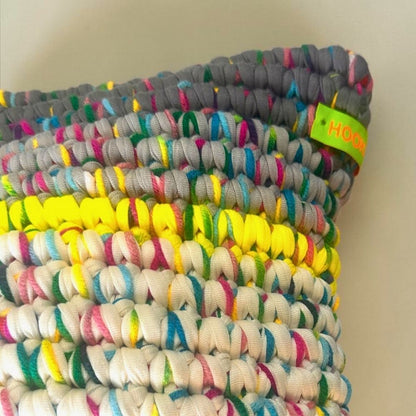 Detailansicht der Coiled-Crochet-Technik am Kissen Golden Haze mit HOOKamSEE-Etikett