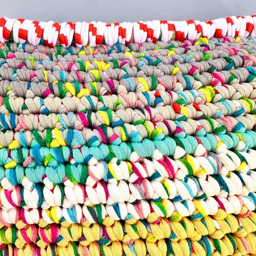 Kissen Golden Meadow #178 von HOOKamSEE, Detailansicht der Coiled-Crochet-Textur im Farbverlauf
