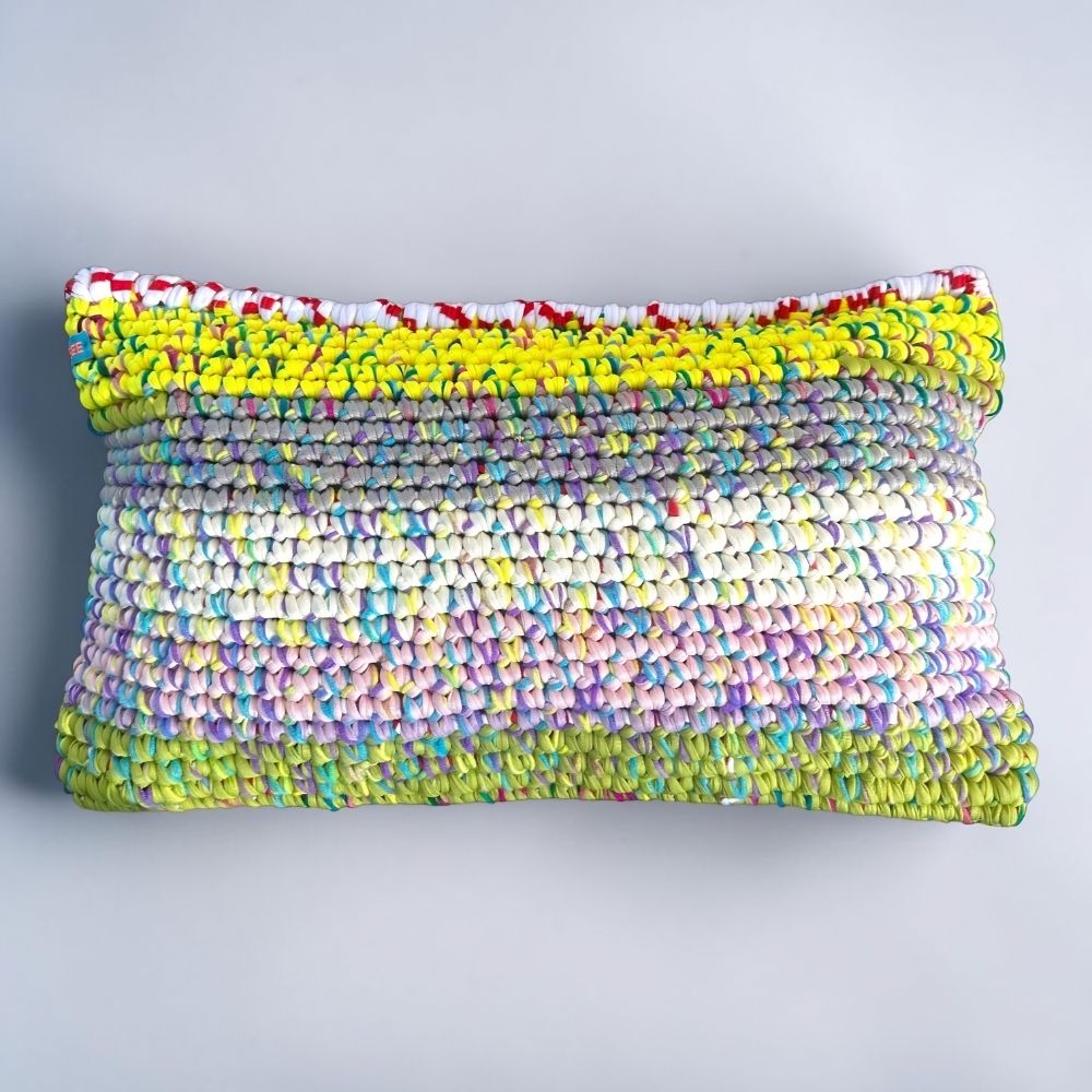 Kissen Lime Sorbet #180 von HOOKamSEE, Coiled-Crochet-Unikat in Neon-Gelb, Grau und Lindgrün mit Rot-Weiß-Kante