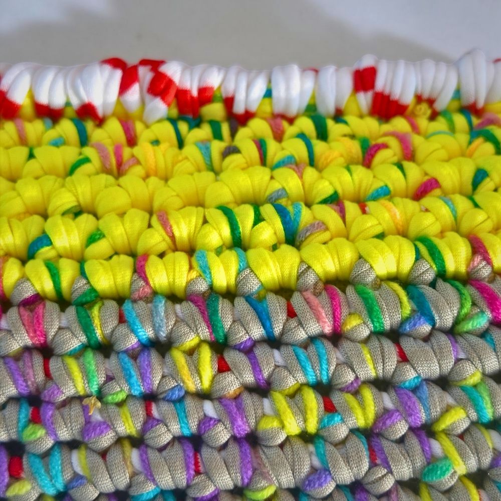 Kissen Lime Sorbet #180 von HOOKamSEE, Detailansicht der Coiled-Crochet-Textur im Farbverlauf