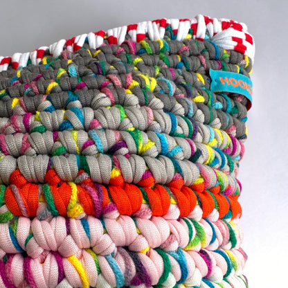 Detailansicht Coiled-Crochet-Struktur des Kissens Meadow Confetti mit türkisfarbenem HOOKamSEE-Label