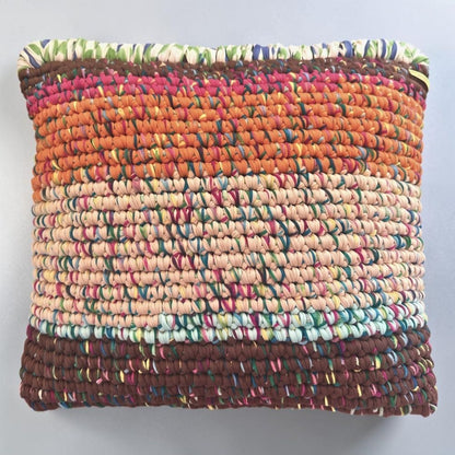 Kissen Rust Blossom 45×45 cm, flach von oben, Farbverlauf von Terrakotta über Sandrosé zu Espresso-Braun mit türkis-pinker Akzentlinie