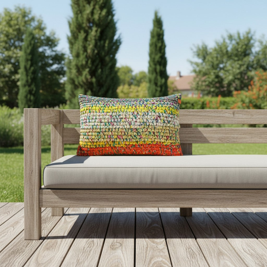 Kissen Sundown Grey auf Outdoor-Sitzbank aus Holz im Garten, Coiled-Crochet-Unikat von HOOKamSEE