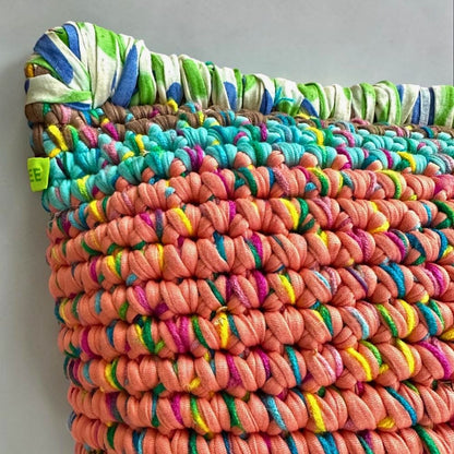 Detailaufnahme der Coiled-Crochet-Struktur von Kissen Terracotta Ember in Türkis und Koralle-Apricot mit sichtbarem HOOKamSEE-Label
