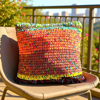 Kissen Terracotta Ember auf einem Loungesessel auf einer Dachterrasse mit Blick auf die Stadt