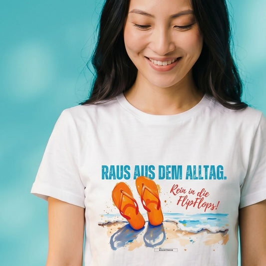 Nahaufnahme eines weißen Sommer-T-Shirts mit FlipFlops-Motiv und sommerlichem Statement-Design.