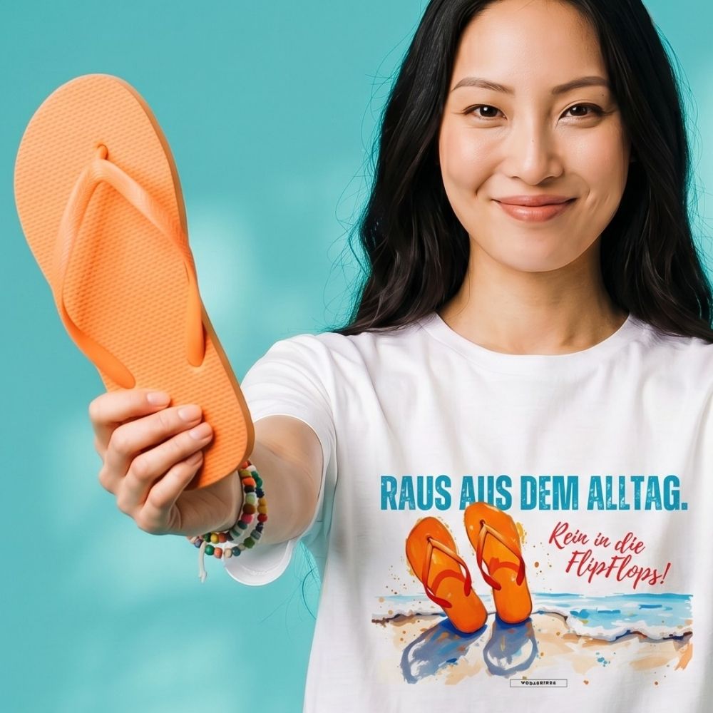 Frau hält orangefarbene FlipFlops und trägt weißes HOOKamSEE Shirt mit sommerlichem Beach-Print.