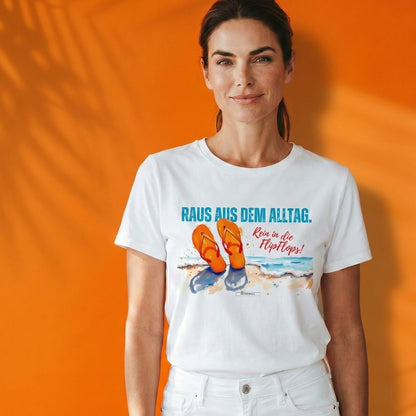     Weißes HOOKamSEE T-Shirt mit orangenen FlipFlops am Strand und dem Print „Raus aus dem Alltag. Rein in die FlipFlops!“ vor orangem Hintergrund.