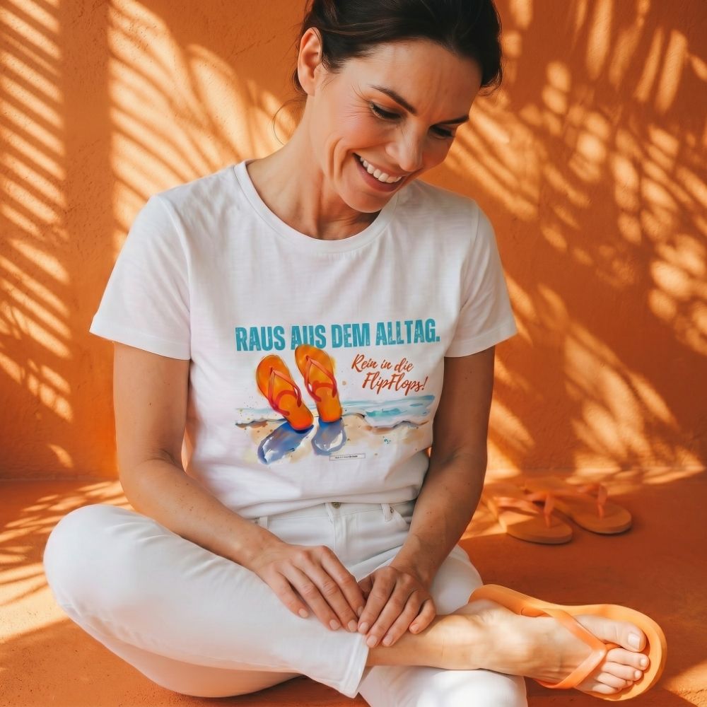     Weißes Statement-Shirt mit orangenen FlipFlops und sommerlichem Strandmotiv in warmer Beach-Atmosphäre.