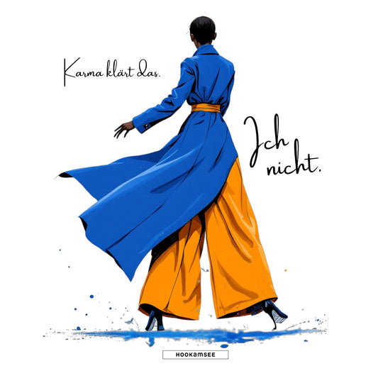 HOOKamSEE KARMA-Kollektion — Statement Motiv Karma klärt das. Ich nicht., Frau von hinten in blauem Mantel und orangefarbener Weithose