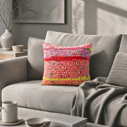 Kissen Sunset Bloom von HOOKamSEE auf grauem Sofa im modernen Wohnzimmer-Ambiente