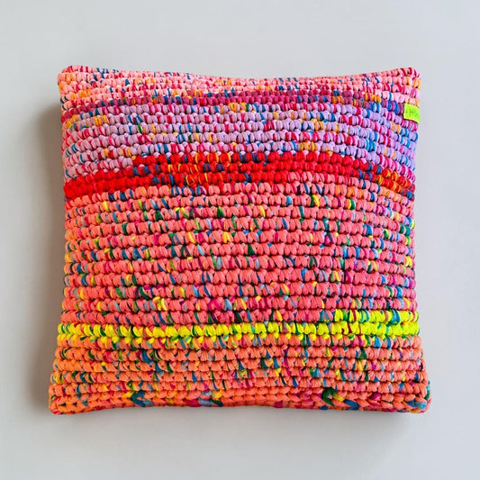 Kissen Sunset Bloom von HOOKamSEE in Lila, Rot, Koralle und Neongelb, Coiled-Crochet-Technik