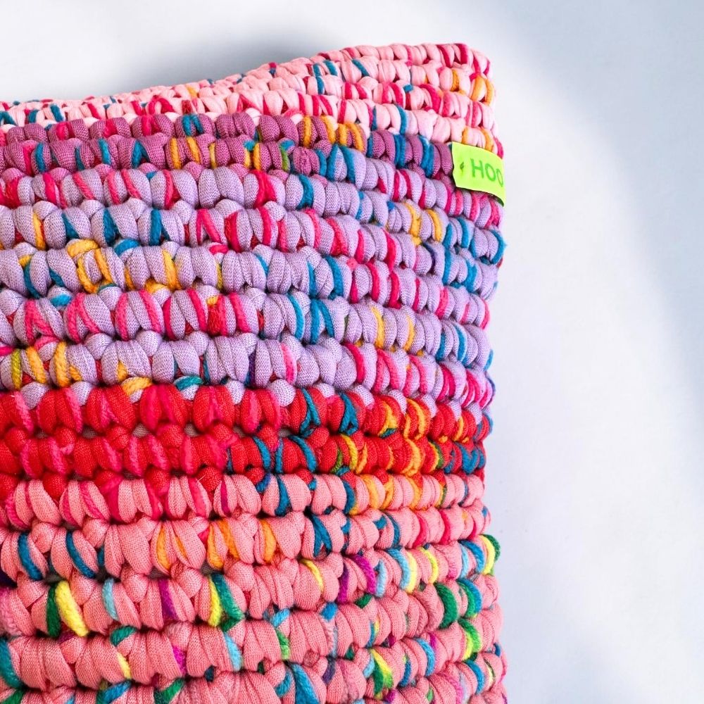 Detailaufnahme der Coiled-Crochet-Struktur am Kissen Sunset Bloom mit HOOKamSEE Label