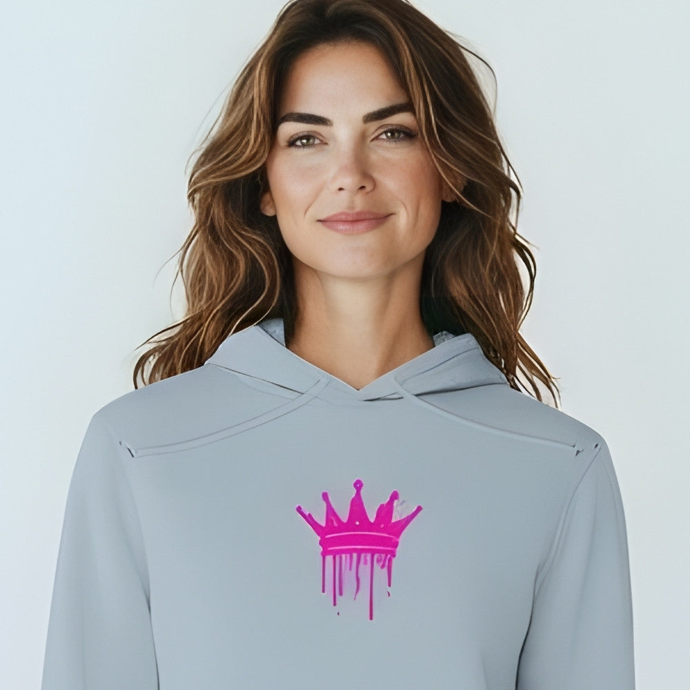 HOOKamSEE Unisex Hoodie True Talk Ich bin nicht kompliziert Frontansicht Blue Fog mit pinkem Kronenmotiv
