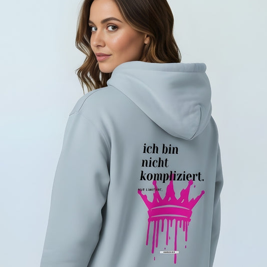 HOOKamSEE Unisex Hoodie True Talk Ich bin nicht kompliziert Rückenansicht Blue Fog Statementprint mit pinker Krone