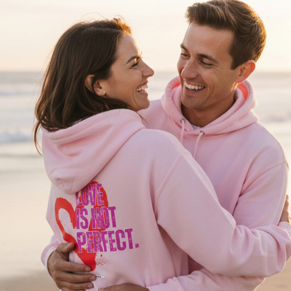 Model trägt Unisex Hoodie „Love is not perfect“ mit Herzmotiv von HOOKamSEE