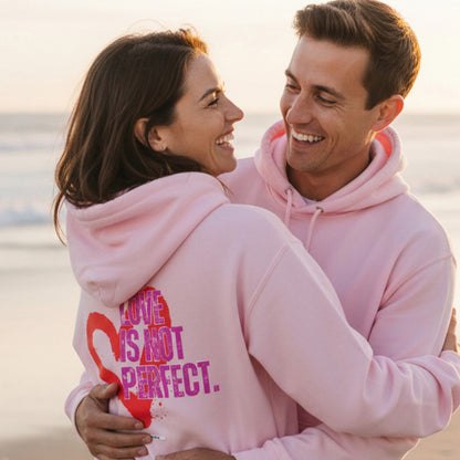 Model trägt Unisex Hoodie „Love is not perfect“ mit Herzmotiv von HOOKamSEE