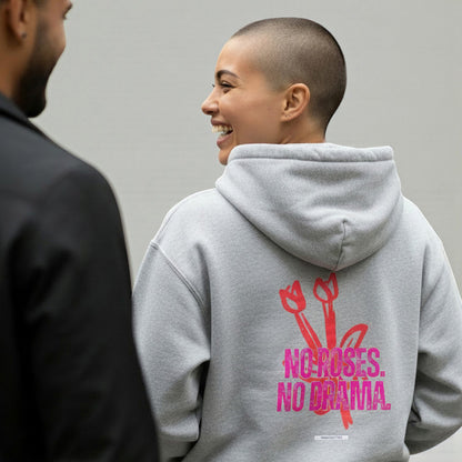Model trägt Unisex Hoodie „No Roses. No Drama.“ mit Rückenprint von HOOKamSEE