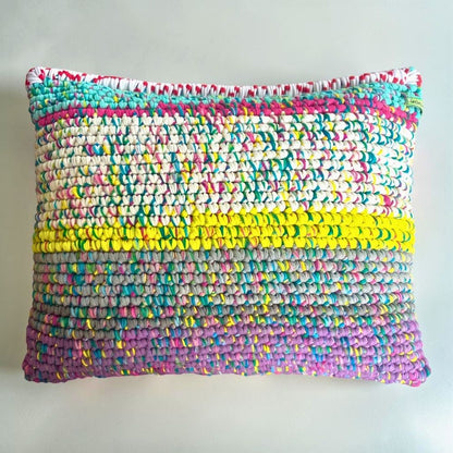 Kissen Lagoon Mosaic 55×45, Coiled-Crochet-Unikat #183, Gesamtansicht mit Farbverlauf von Türkis über Pink, cremeweißes Konfetti-Muster, Neongelb, Grau bis Flieder