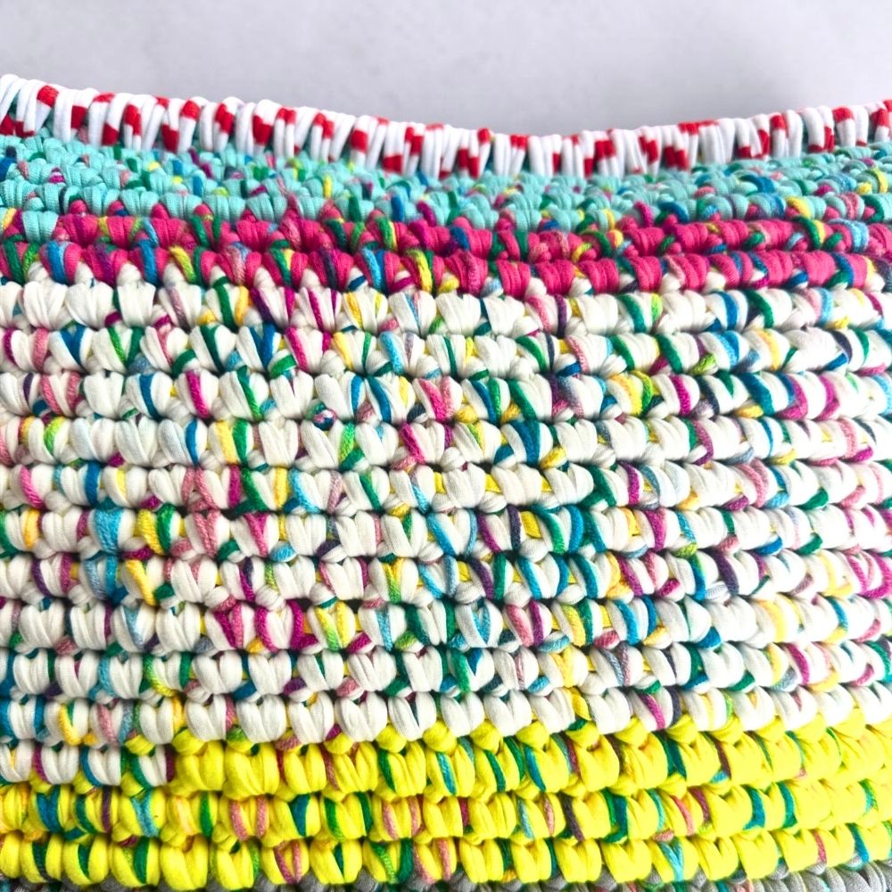 Makroaufnahme der Garnstruktur von Kissen Lagoon Mosaic mit Türkis, Pink, cremeweißem Konfetti-Muster und Neongelb-Streifen