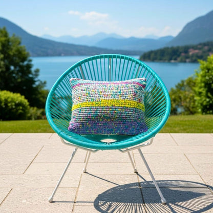 Kissen Lagoon Mosaic auf einem türkisfarbenen Acapulco-Stuhl mit Bergsee-Panorama im Hintergrund