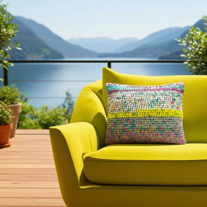 Kissen Lagoon Mosaic auf einem senffarbenen Outdoor-Sofa mit Seeblick und Bergpanorama
