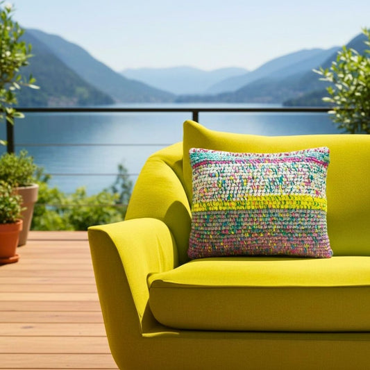 Kissen Lagoon Mosaic auf einem senffarbenen Outdoor-Sofa mit Seeblick und Bergpanorama