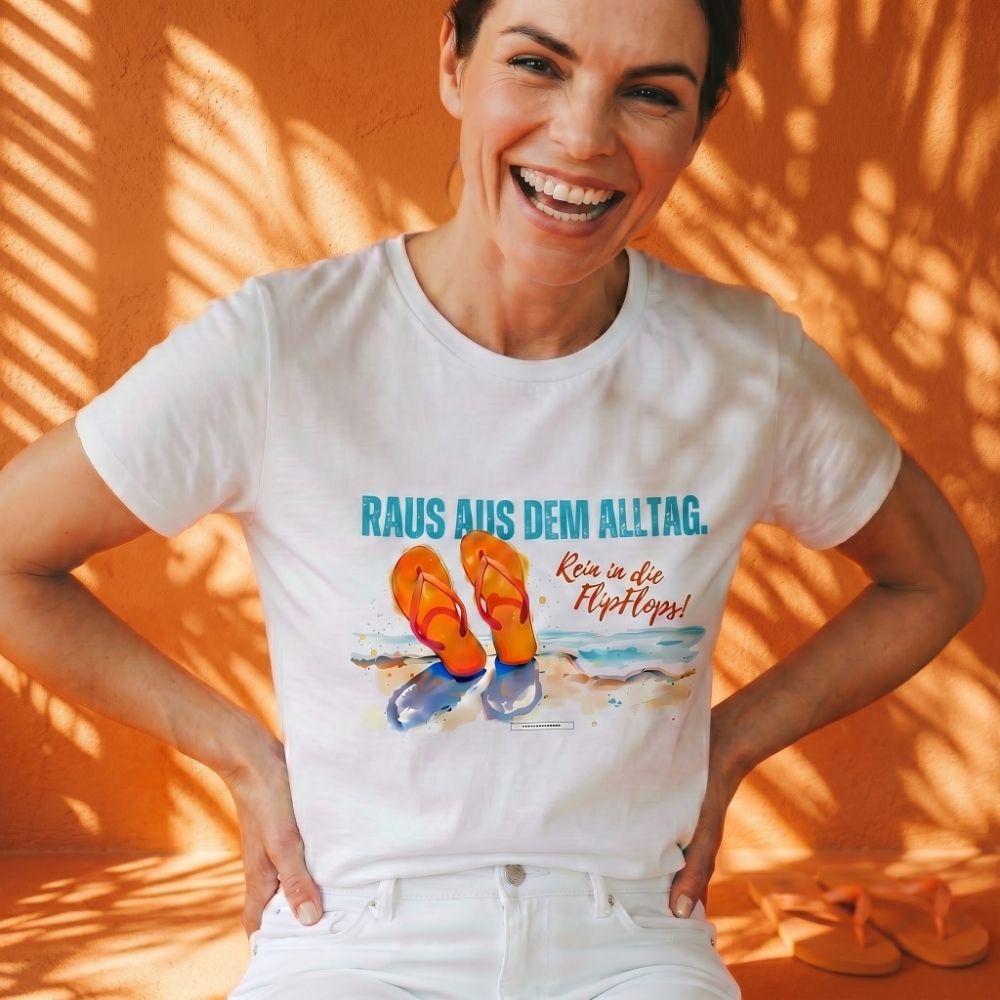     Frau trägt weißes Sommer-T-Shirt von HOOKamSEE mit FlipFlops-Strandmotiv und sommerlichem Statement-Print.