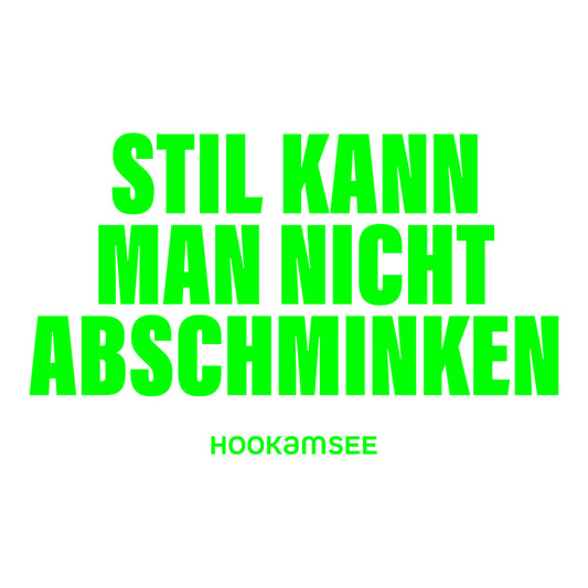 Großformatige grüne Typografie „STIL KANN MAN NICHT ABSCHMINKEN“ mit HOOKamSEE Schriftzug auf dunklem Hintergrund