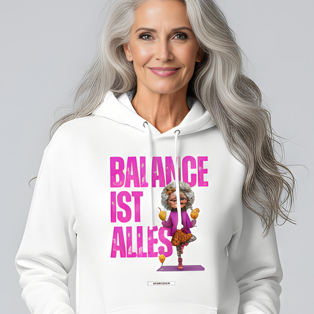Unisex Hoodie „Balance ist alles“ in Weiß am Model