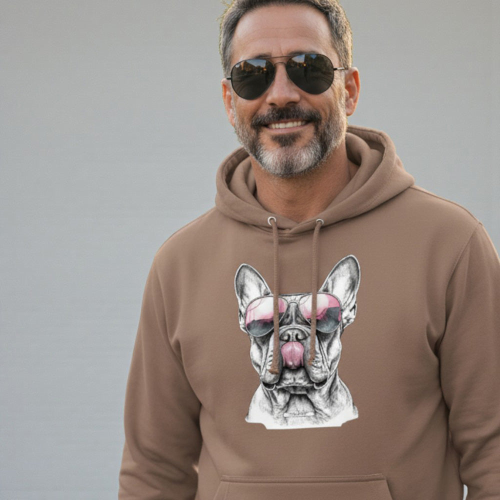 Mann trägt Unisex Hoodie „Frenchie Pink Boss“ in Mokka mit Frenchie und pinker Sonnenbrille