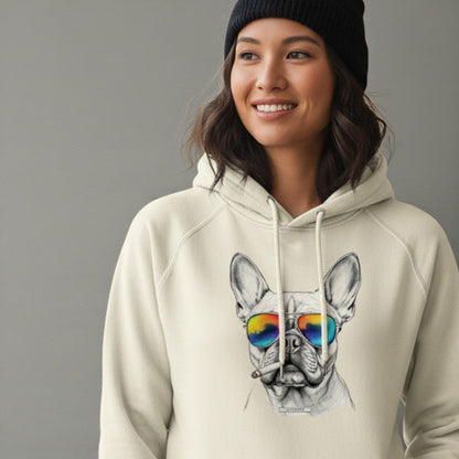 Model trägt Unisex Hoodie „Frenchie Rainbow Rebel“ mit Frenchie, Regenbogen-Sonnenbrille und Zigarette