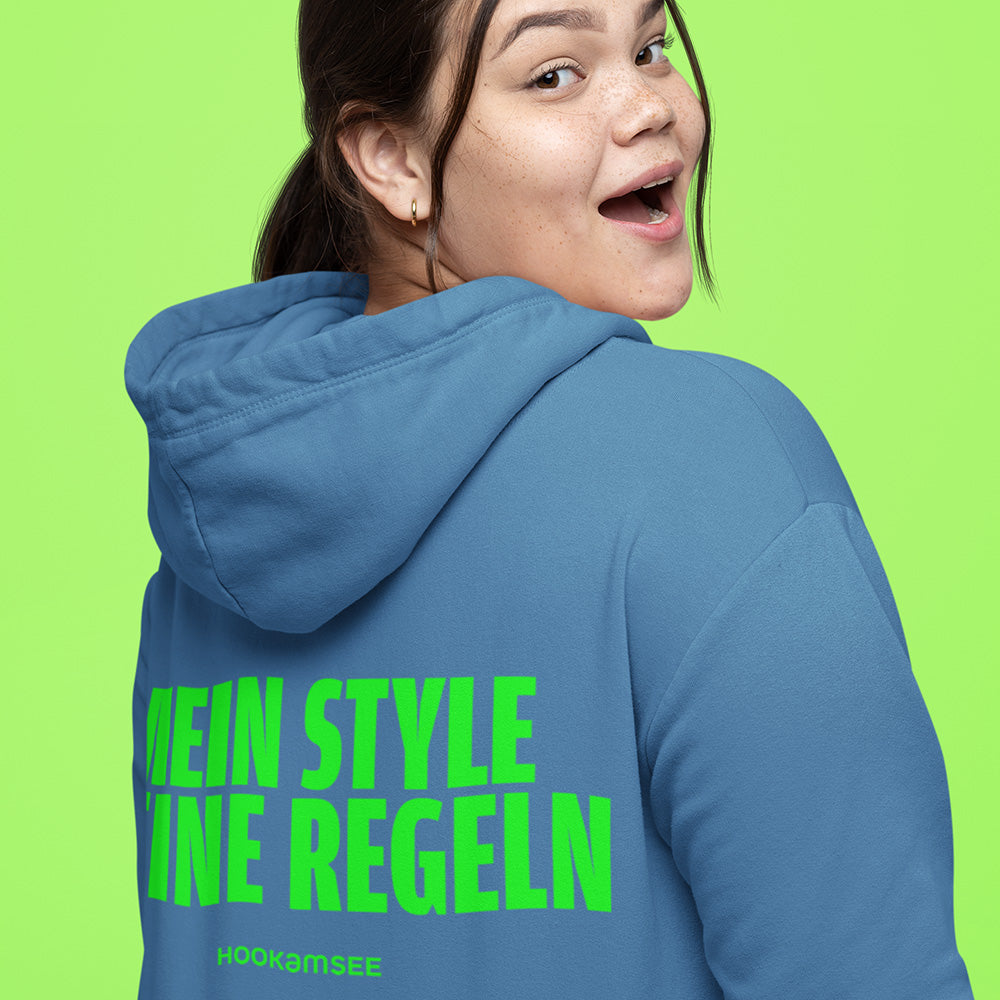 Unisex Hoodie „MEIN STYLE MEINE REGELN“ mit grünem Backprint von HOOKamSEE
