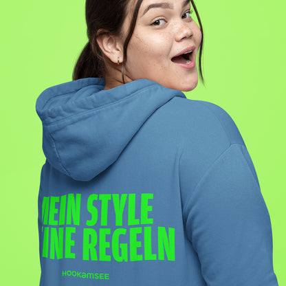 Unisex Hoodie „MEIN STYLE MEINE REGELN“ mit grünem Backprint von HOOKamSEE
